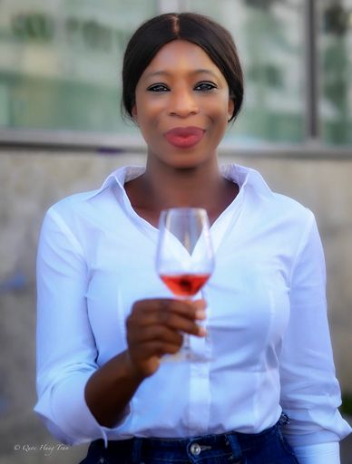 Candy Sangare dégustant un verre de vin rosé au Domaine Lucien Lemoine – Art de Vivre by Candy