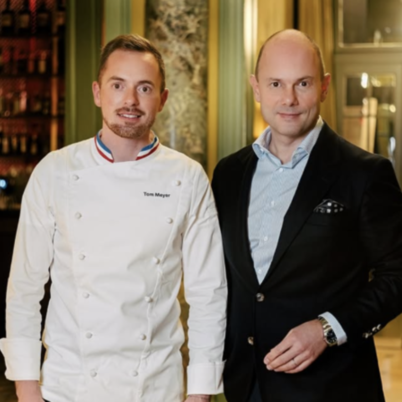 Chef MOF Tom Meyer aux côtés d’un partenaire au Bistrot Français – Art de Vivre by Candy