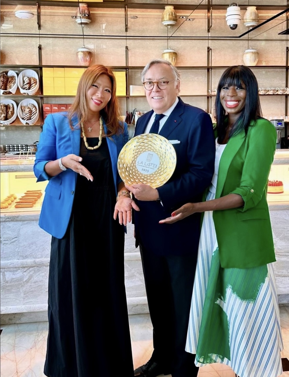 Remise du prix La Liste 1000 au Bonbon Café Angelo Musa, à l’hôtel The Lana Dubaï, avec François Delahaye, COO Dorchester Collection et GM Hôtel Plaza Athénée, et Stéphanie Kim, International Director La Liste 1000, aux côtés de Candy Sangare