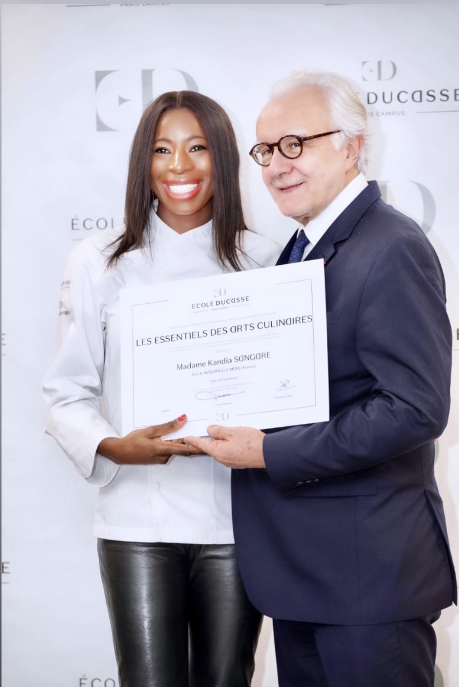 Candy Sangare recevant son diplôme des mains du Chef Alain Ducasse à l'École Ducasse – Art de vivre by Candy - Art de vivre et pâtisserie d’exception - excellence - gastronomie