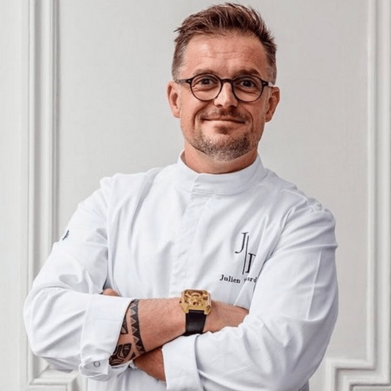 Portrait du Chef Julien Dugourd, champion d’Europe de pâtisserie, en tenue de chef – Art de Vivre by Candy