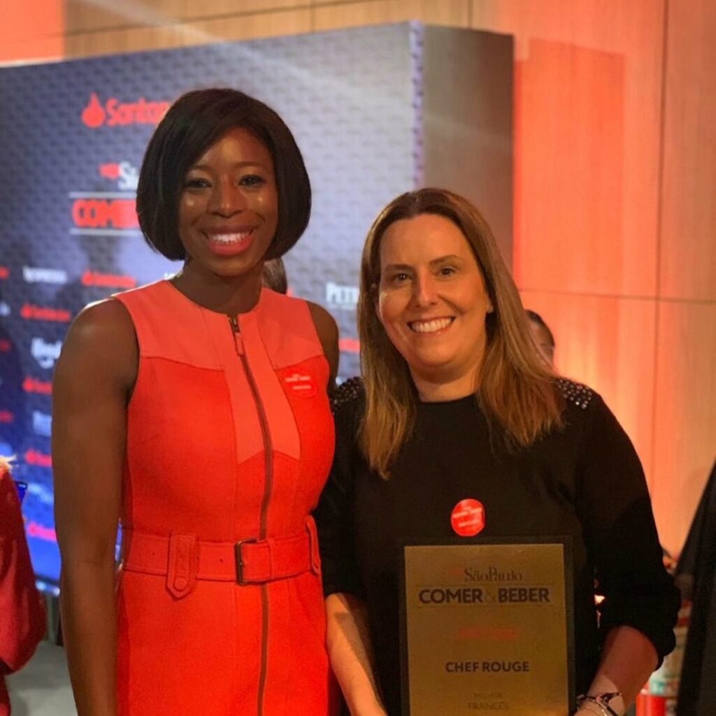 Candy Sangare reçoit le prix du meilleur restaurant français de Sao Paulo lors de l’événement Veja Comer & Beber à São Paulo aux coté de Vanessa Fiuza