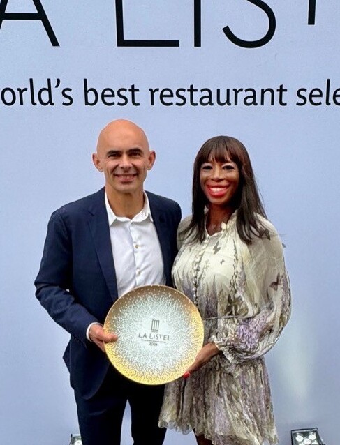 Candy Sangare recevant le prix La Liste 1000 de la meilleure ouverture de pâtisserie 2024 pour le Bonbon Café Angelo Musa à The Lana Dubaï